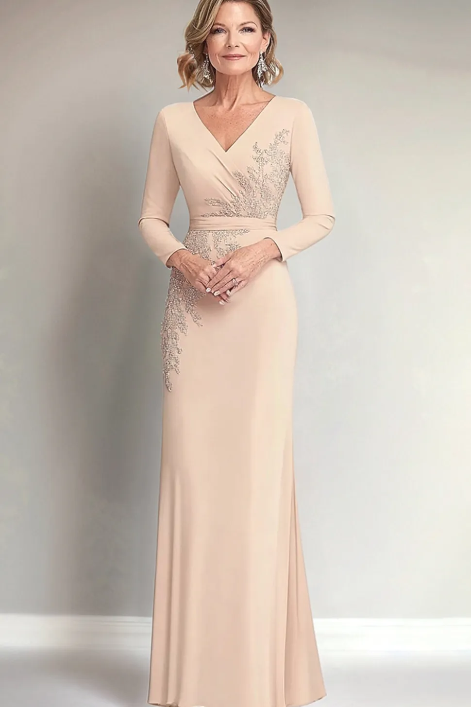 Bainha Bege V-neck Mangas Longas Mãe do Vestido da Noiva com Apliques