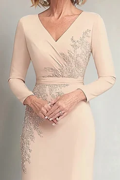Bainha Bege V-neck Mangas Longas Mãe do Vestido da Noiva com Apliques
