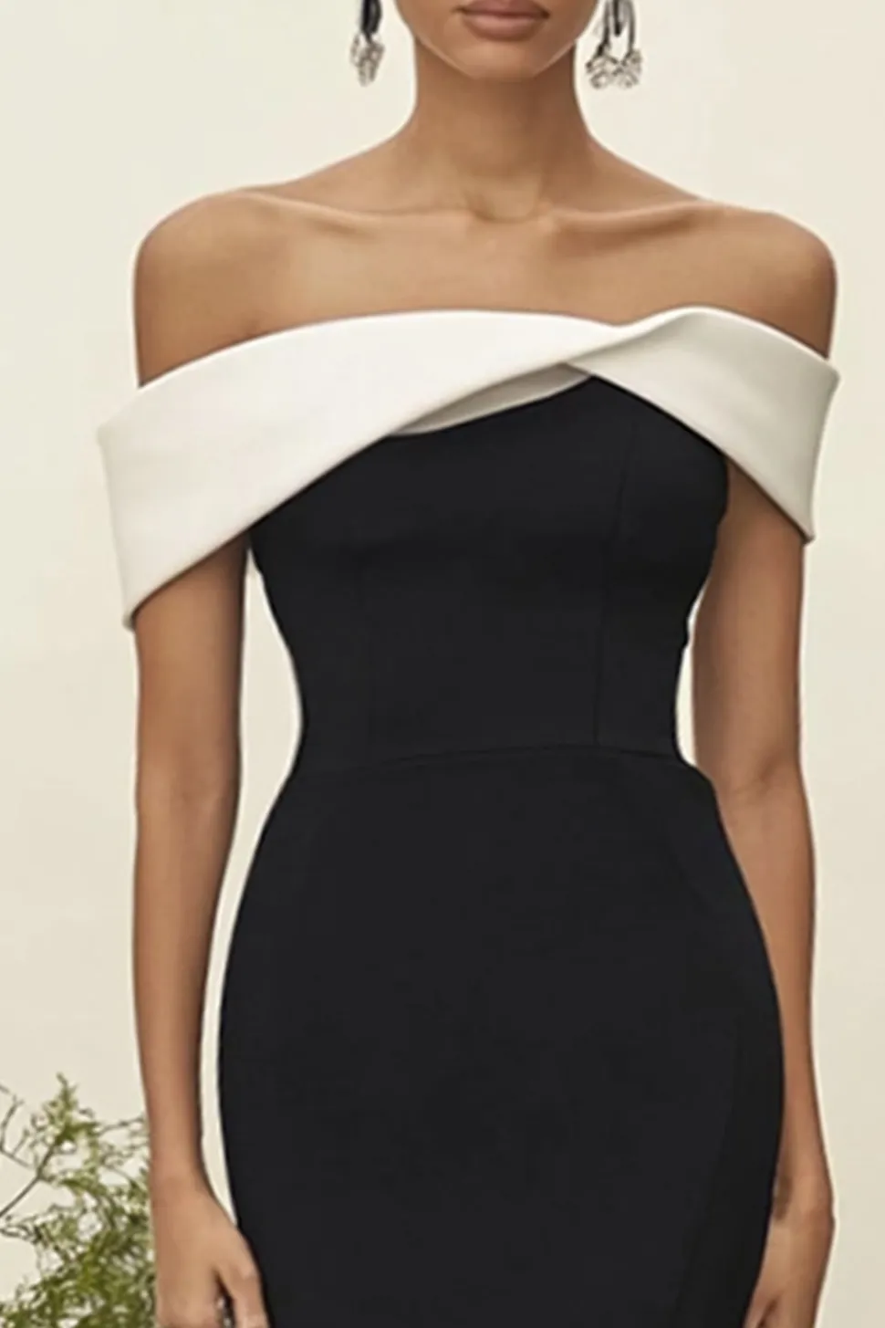 Bainha de contraste de cetim mate preto fora do vestido formal do ombro