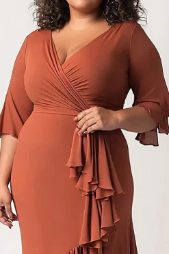 Bainha de terracota V pescoço plus size mãe do vestido de noiva com babado