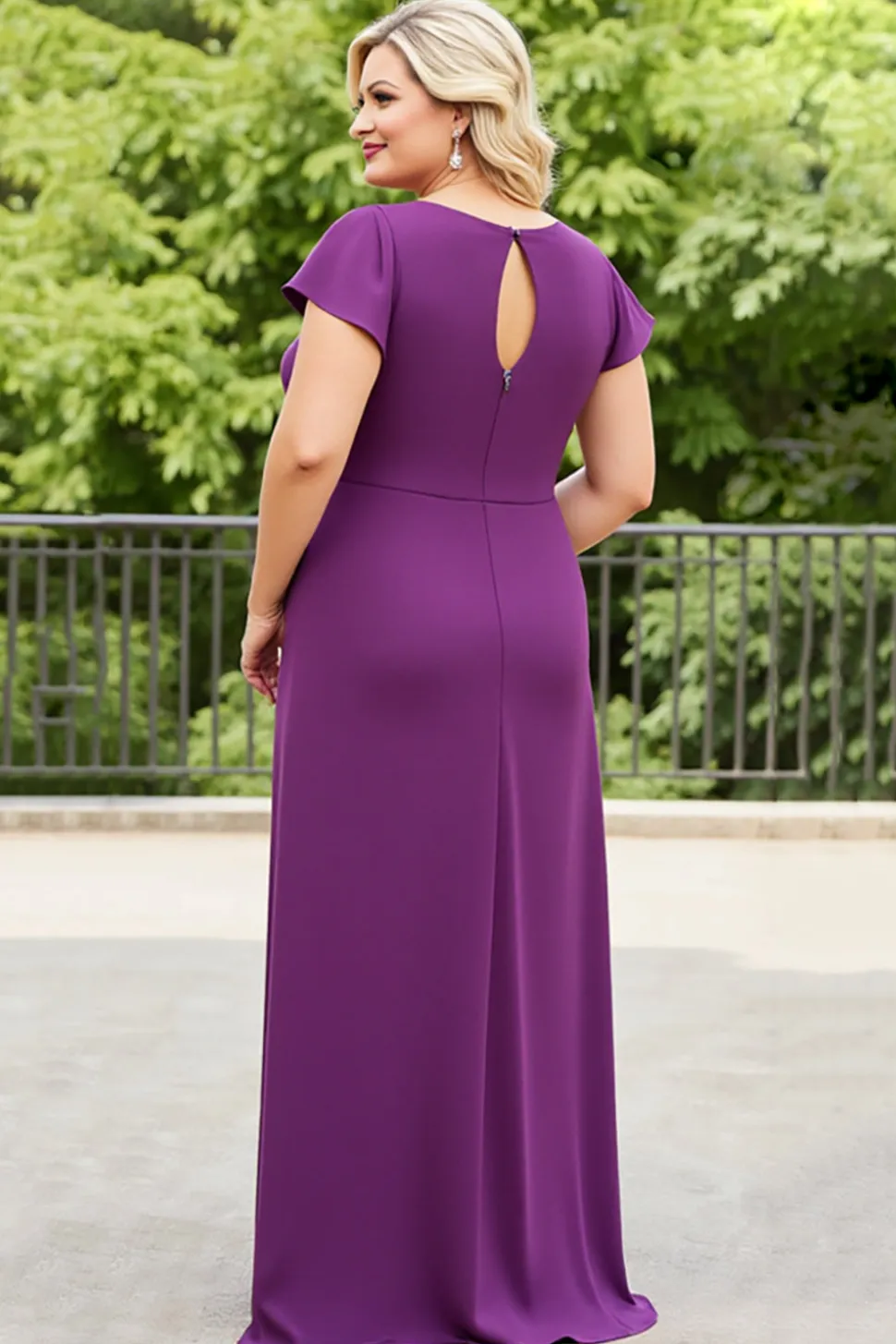 Bainha Roxa Chiffon Pescoço Redondo Tamanhos Grandes Vestido Mae Noiva