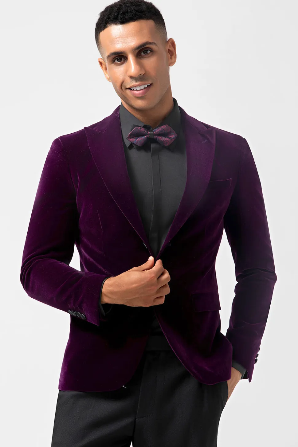 Blazer masculino de veludo com lapela de pico roxo escuro e um botão