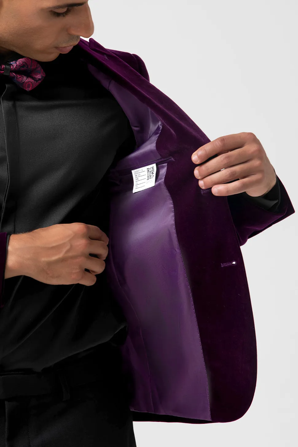 Blazer masculino de veludo com lapela de pico roxo escuro e um botão