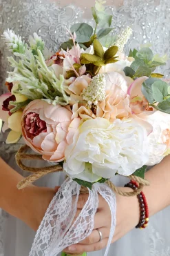 Blush Casamento Entregando Flores