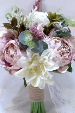 Blush Casamento Entregando Flores