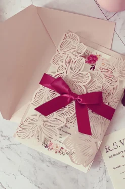 Blush delicado oco convite de casamento com Bowknot
