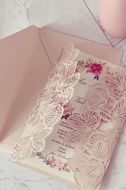 Blush delicado oco convite de casamento com Bowknot
