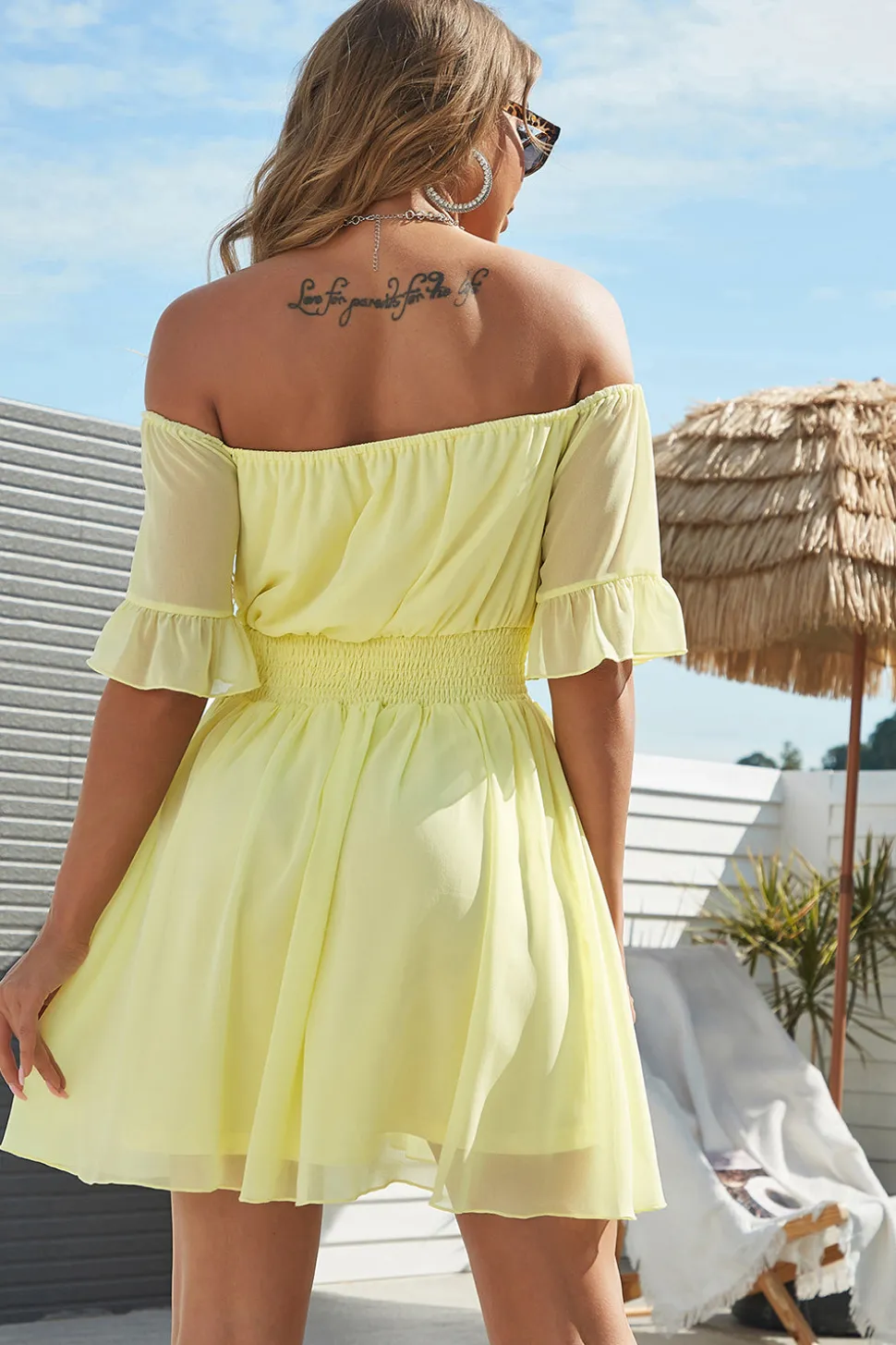 Bonito uma linha fora do vestido de regresso a casa amarelo ombro