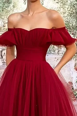 Borgonha fora do ombro tule A-line longo vestido de baile