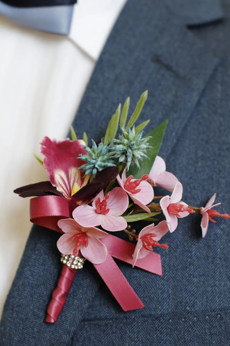 Borgonha Prom Corsage de Pulso e Boutonniere Masculino com Pérolas