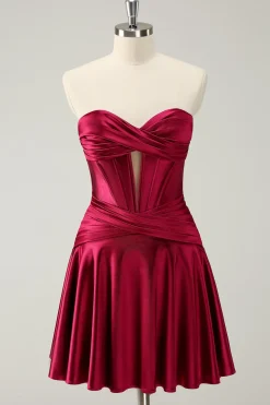 Borgonha Uma Linha Querida Strapless Keyhole Cetim Homecoming Dress