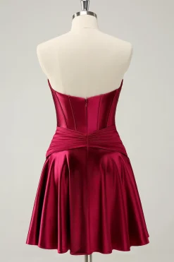 Borgonha Uma Linha Querida Strapless Keyhole Cetim Homecoming Dress