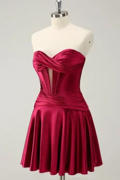 Borgonha Uma Linha Querida Strapless Keyhole Cetim Homecoming Dress