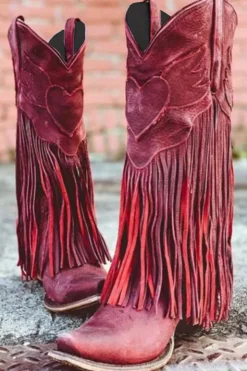 Botins com franjas vermelhas escuras
