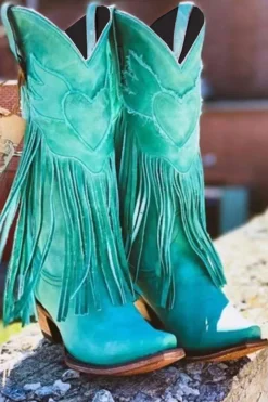 Botins com franjas vermelhas escuras