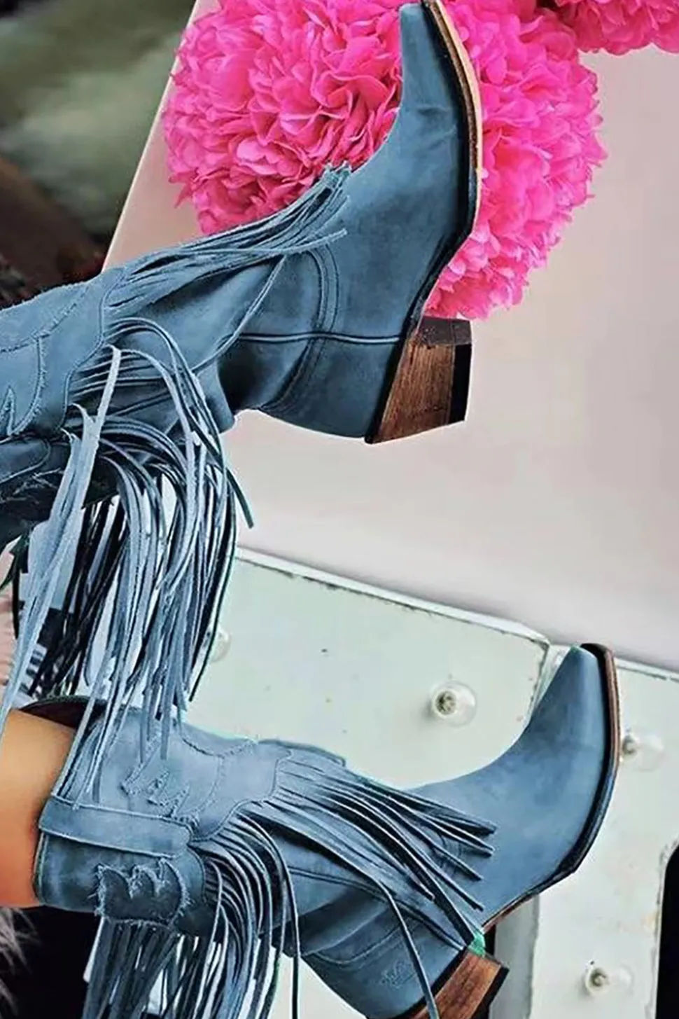 Botins com franjas vermelhas escuras