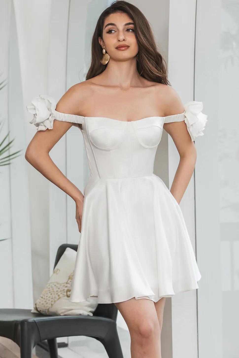 Branco A-Line Corset vestido curto de formatura com babados