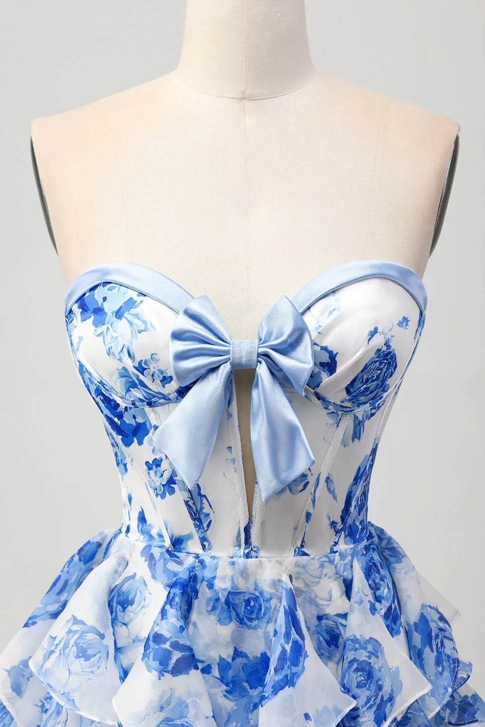 Branco Azul Floral A-line Strapless Ruffle Cut out Homecoming Dress com Arco