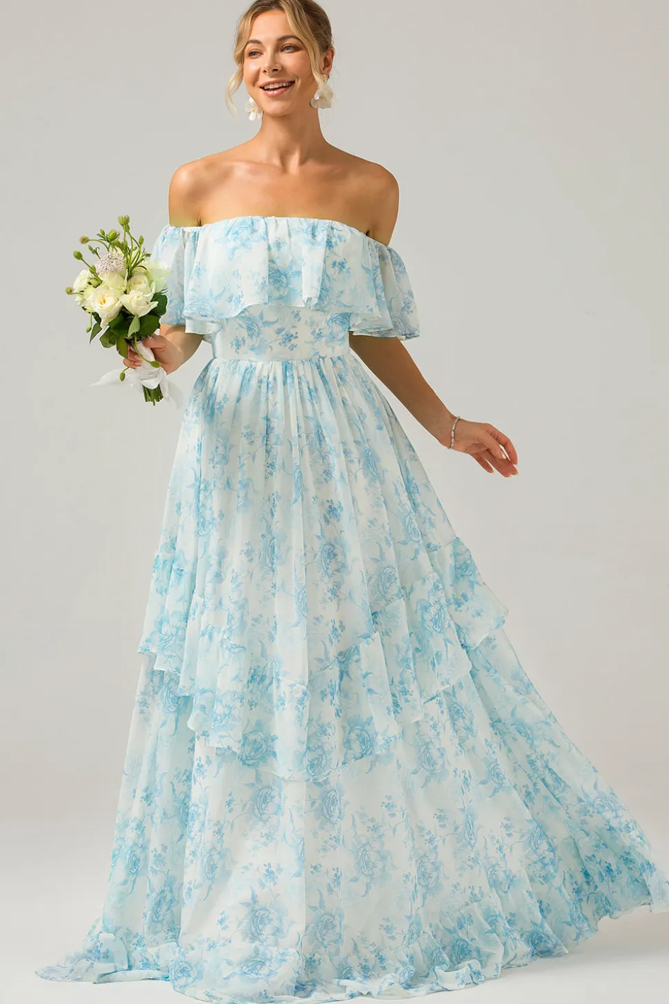 Branco azul floral fora do ombro Boho longo vestido de dama de honra com babados