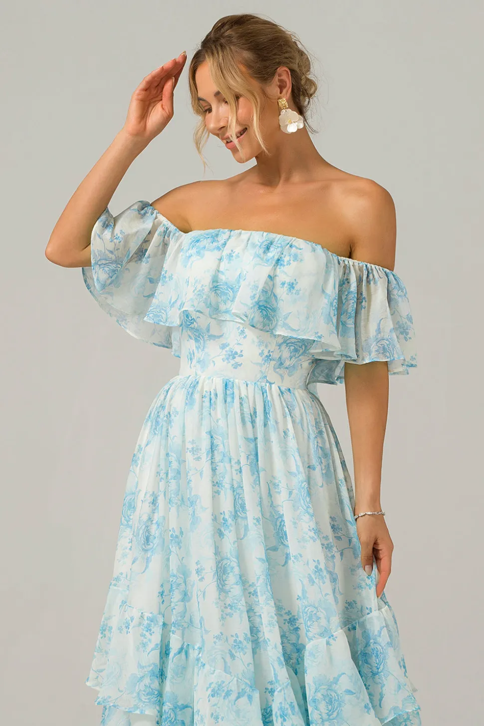 Branco azul floral fora do ombro Boho longo vestido de dama de honra com babados