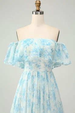Branco azul floral fora do ombro tiered longo vestido de dama de honra