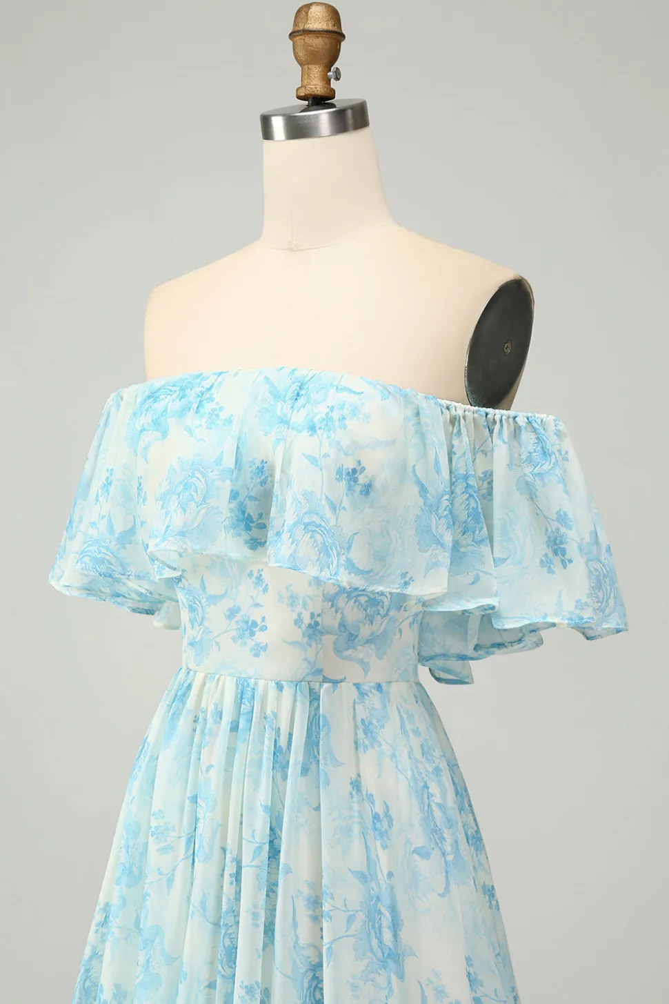 Branco azul floral fora do ombro tiered longo vestido de dama de honra
