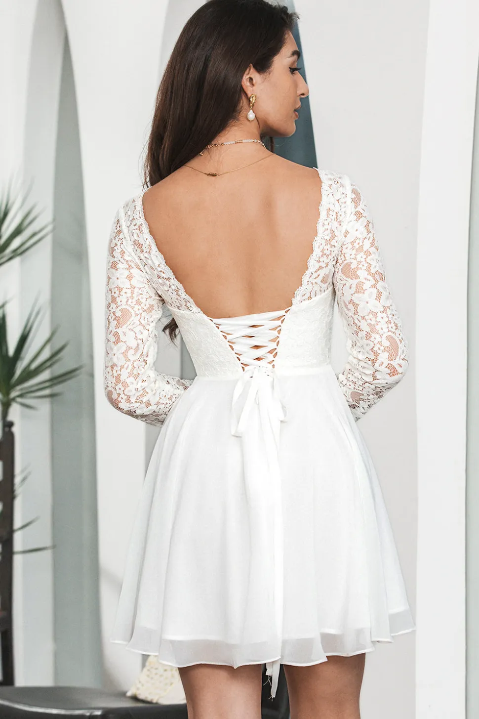 Branco Bateau mangas compridas sem costas vestido curto de formatura