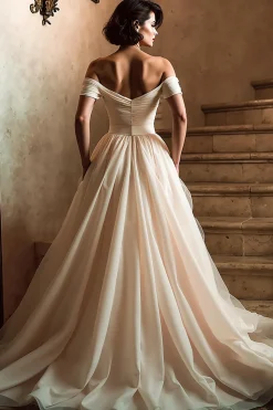 Branco fora do ombro um vestido de noiva linha com fenda