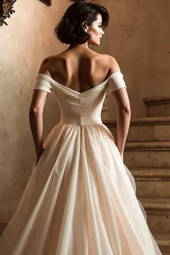 Branco fora do ombro um vestido de noiva linha com fenda