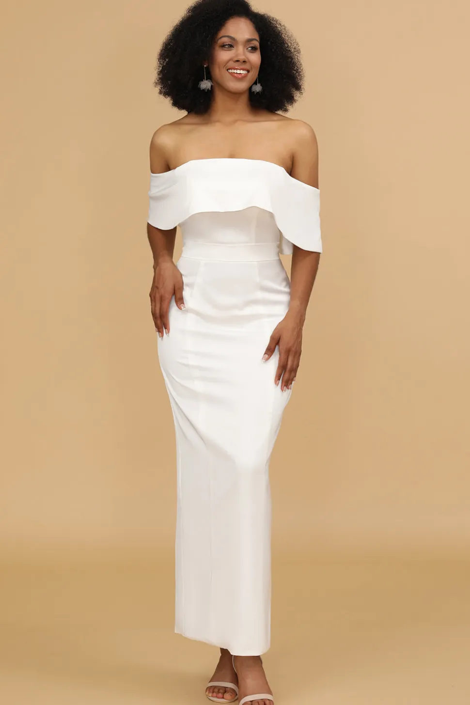 Branco fora do ombro vestido de dama de honra cetim