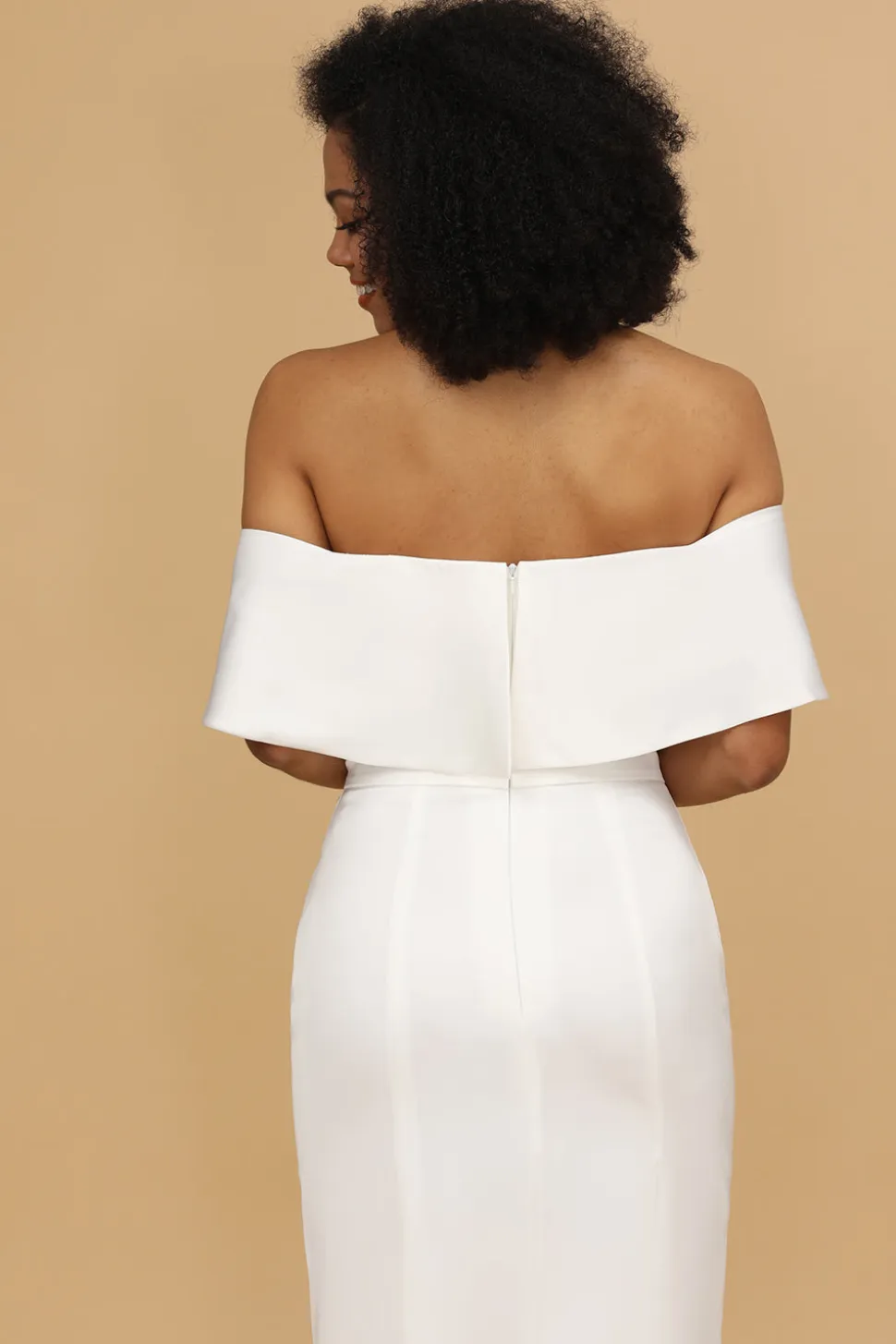 Branco fora do ombro vestido de dama de honra cetim