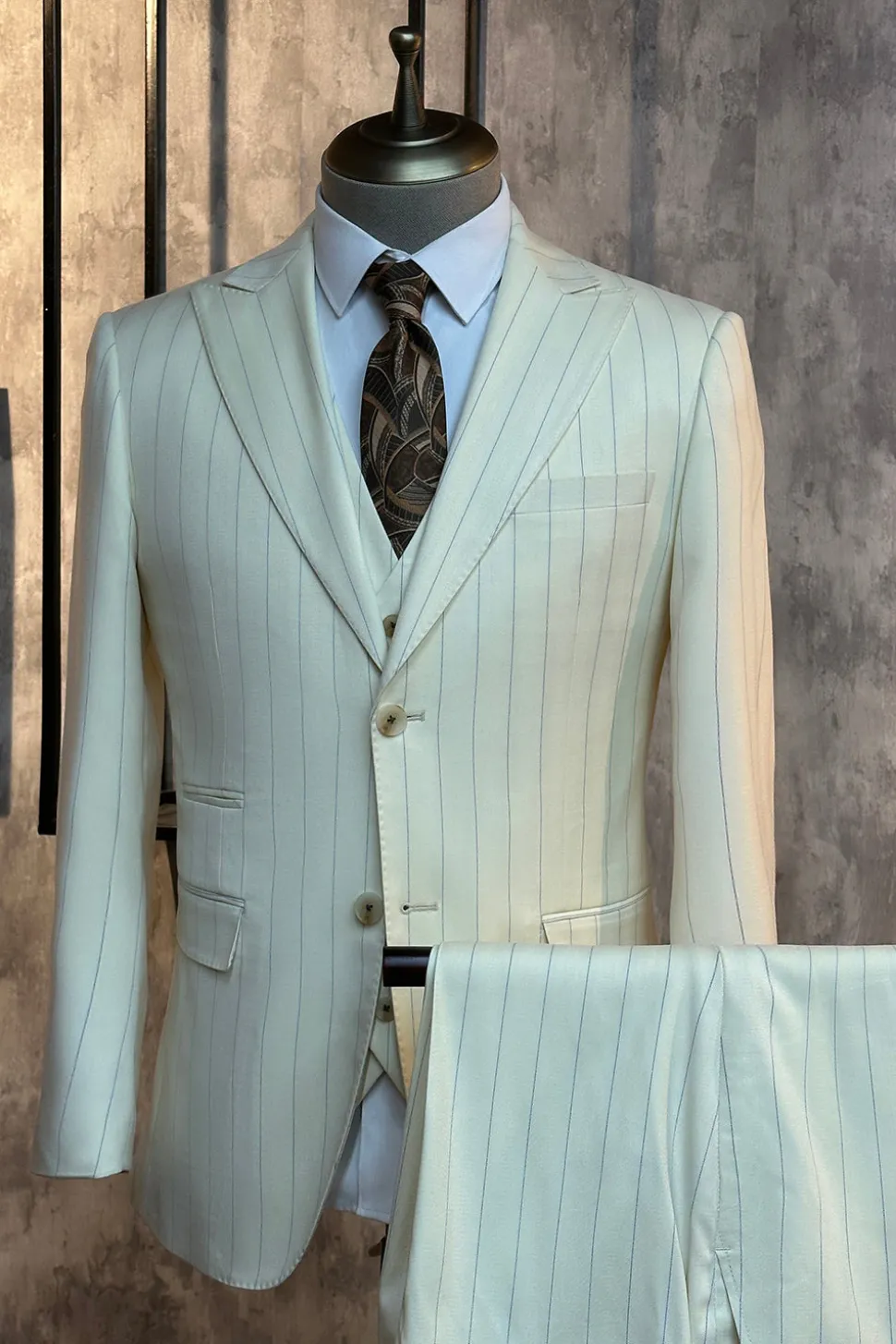 Branco Pinstriped 3 peças homens ternos