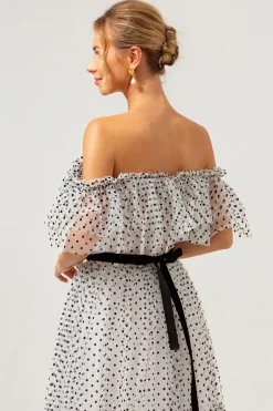 Branco preto A-Line fora do ombro longo vestido de baile com ponto