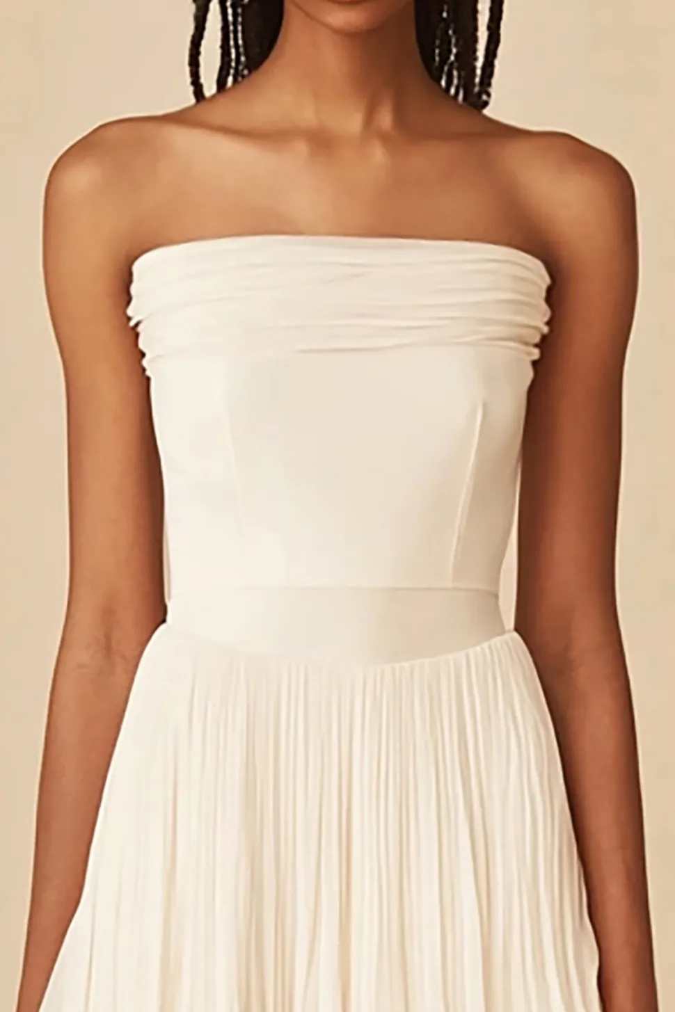 Branco sem alças Um vestido de graduação de linha com babados