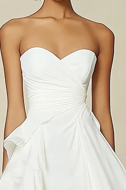Branco sem alças Uma linha Chiffon babado vestido de formatura
