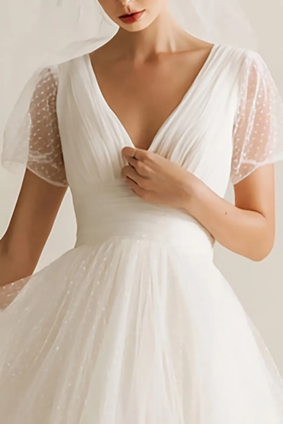 Branco V-Neck Uma linha pontilhada Tule Midi vestido de noiva