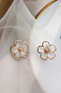 Brincos de Flores Brancas