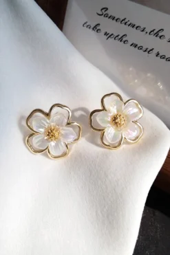 Brincos de Flores Brancas