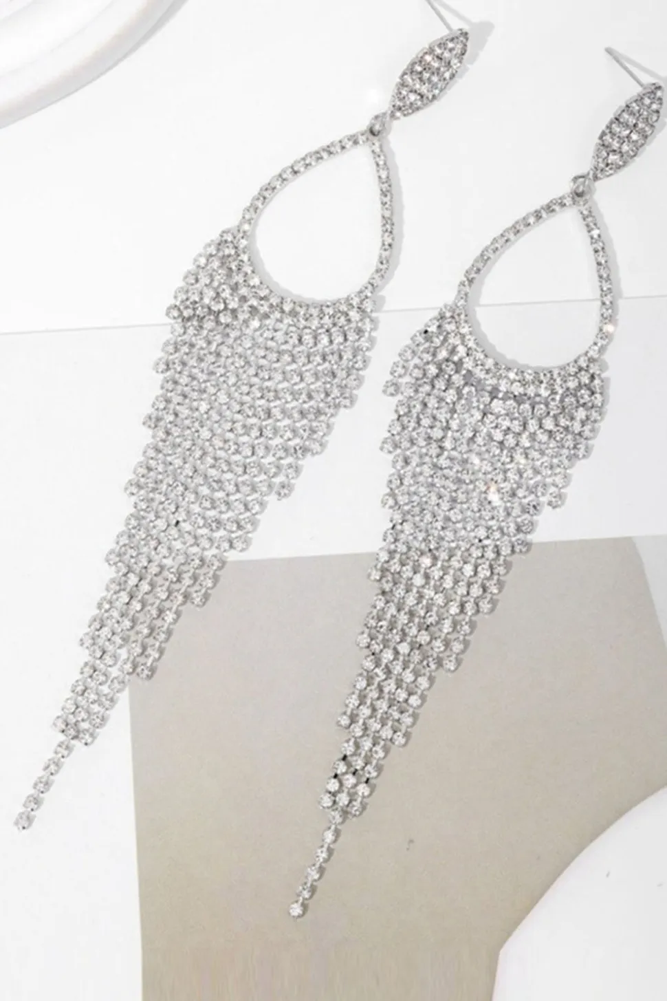 Brincos de gota de strass de prata brilhante