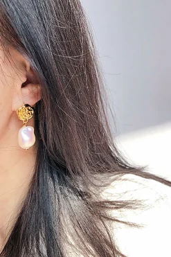 Brincos em forma de rosa pérola stud