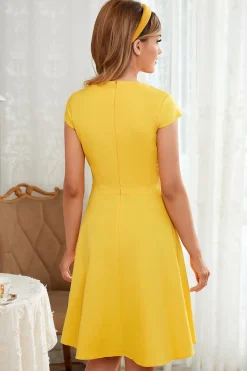 Buraco amarelo do vestido redondo do pescoço vintage