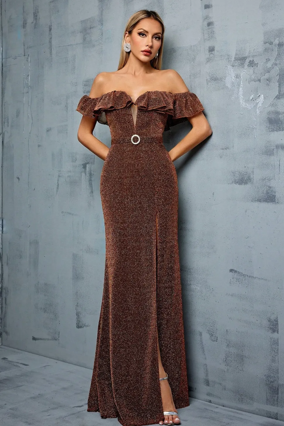 Café brilhante fora do ombro babado bainha vestido formal com fenda