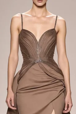 Café Cetim Ruched uma linha longo vestido de noite com fenda