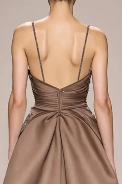 Café Cetim Ruched uma linha longo vestido de noite com fenda