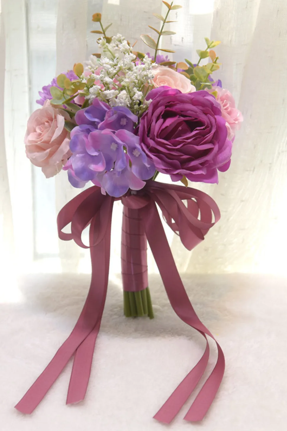 Casamento roxo escuro entregando flores