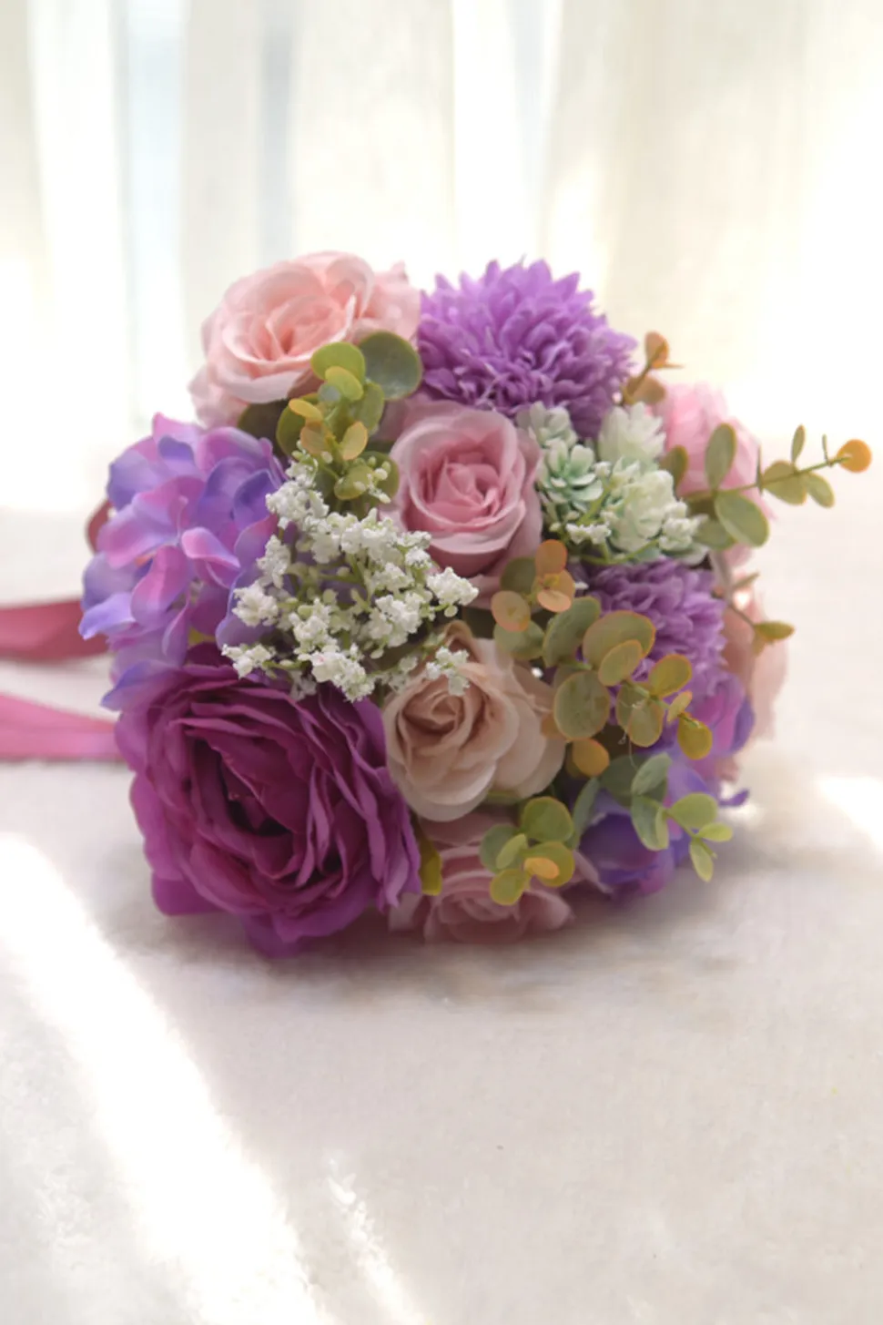 Casamento roxo escuro entregando flores