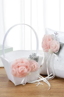 Cesta de casamento branca e conjunto de travesseiros com flor rosa