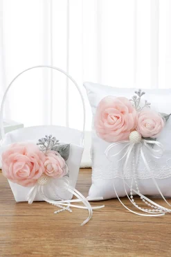 Cesta de casamento branca e conjunto de travesseiros com flor rosa