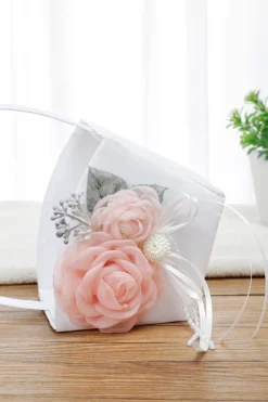 Cesta de casamento branca e conjunto de travesseiros com flor rosa
