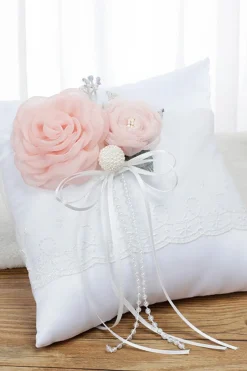 Cesta de casamento branca e conjunto de travesseiros com flor rosa